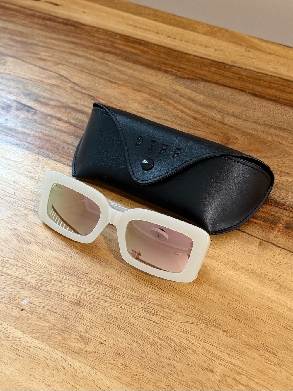 DIFF Indy Rectangle Sunglasses